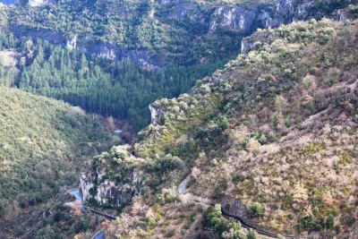 Vue sur la fin du parcours et la première passerelle submersible X peu avant Madières (portage obligatoire rive droite). Le premier échappatoire de la descente correspond au chemin d'accès rive droite à la passerelle qui permet de rejoindre la route.